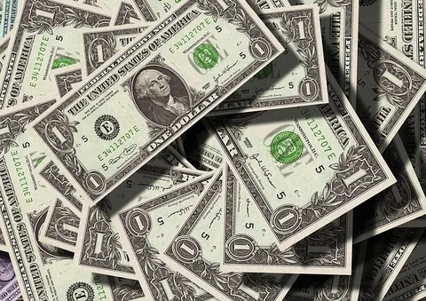Dollarsedler i en bunke